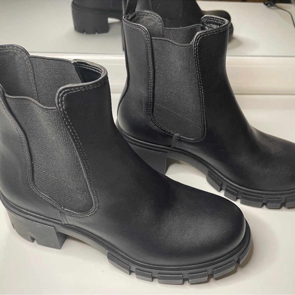 Madden Girl Tessa Lug Sole Platform Slip On Chelsea Ankle Boots - Picture 2 of 10